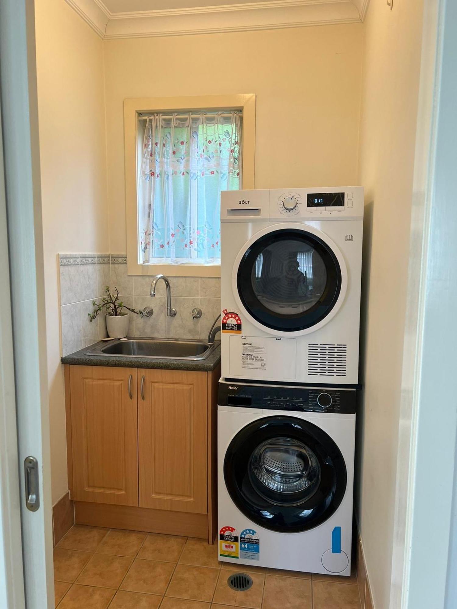 Bexley North Entire 2 Storey House 4 Or 5 Bedroom 11 Beds 5 Mns Walk To Train Station And Close To Airport , Cbd Sydney