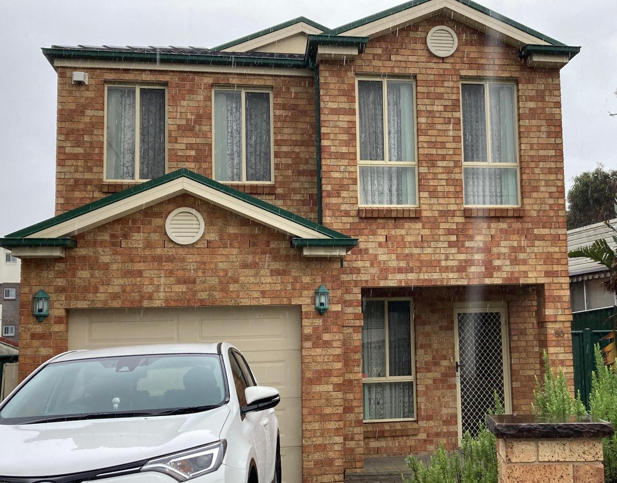 Holiday home Bexley North Entire 2 Storey House 4 Or 5 Bedroom 11 Beds 5 Mns Walk To Train Station And Close To Airport , Cbd *